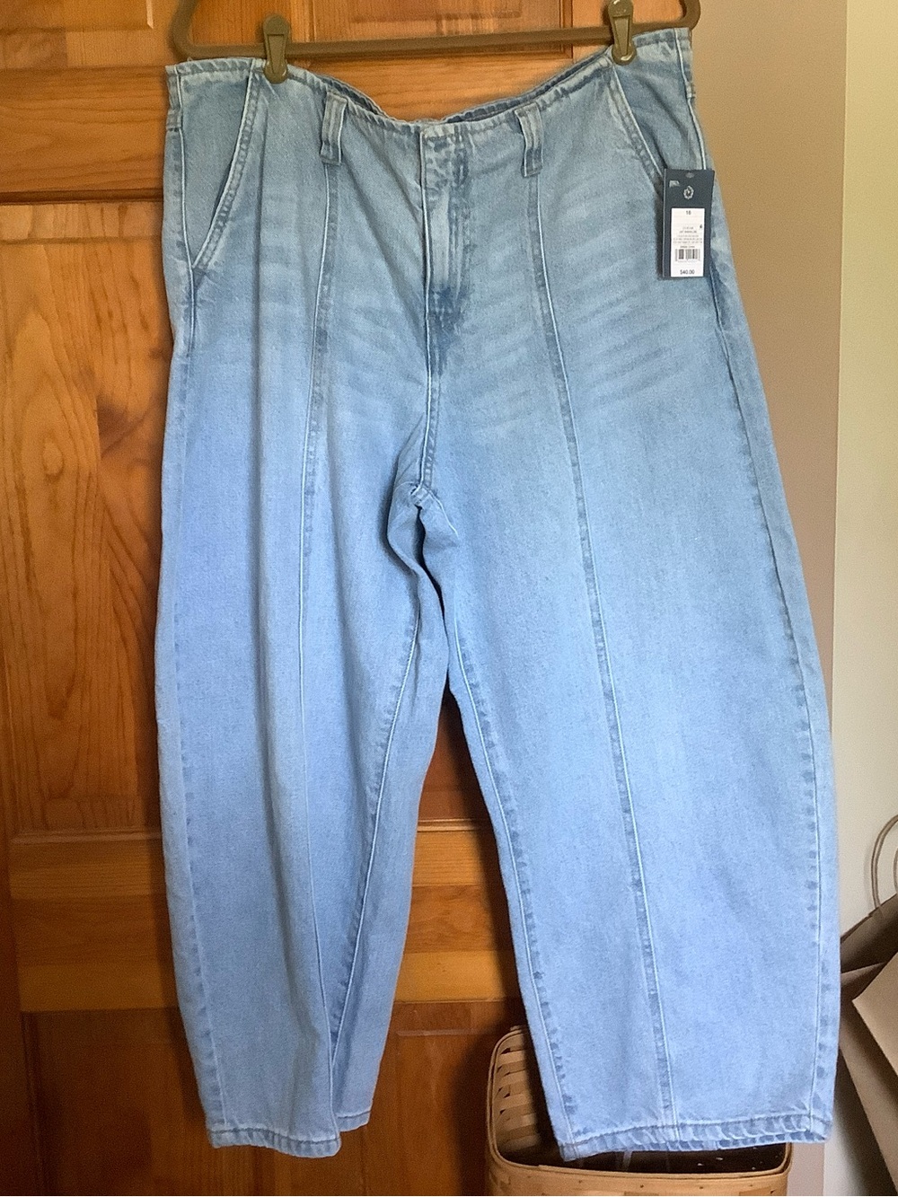 Universal thread barrel jeans